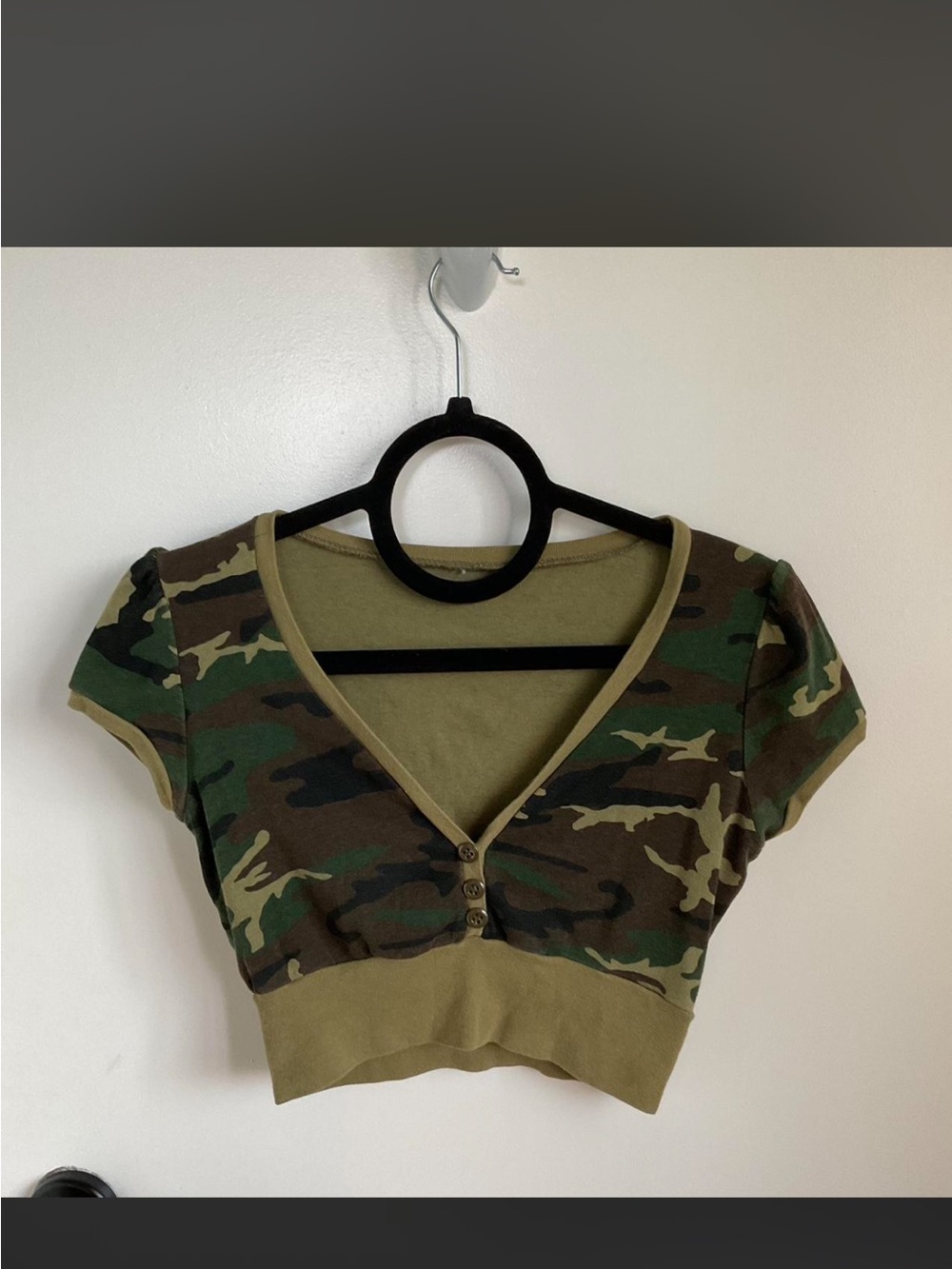 y2k camo cropped top 💚